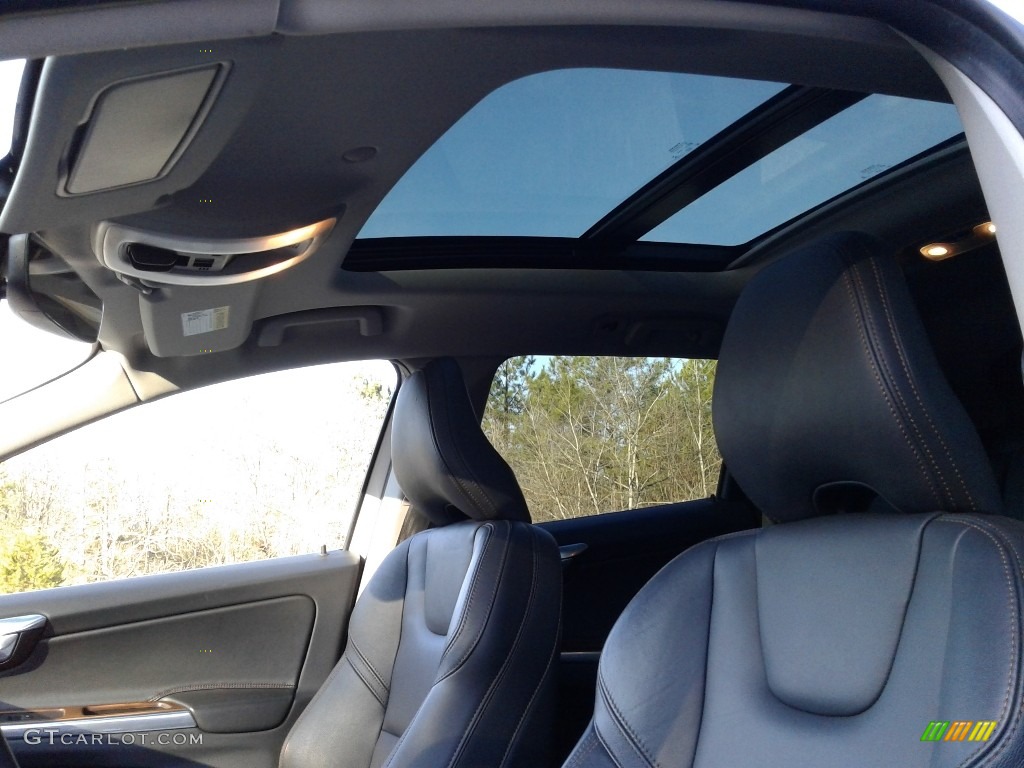 2017 XC60 T5 AWD Inscription - Bright Silver Metallic / Off Black photo #10