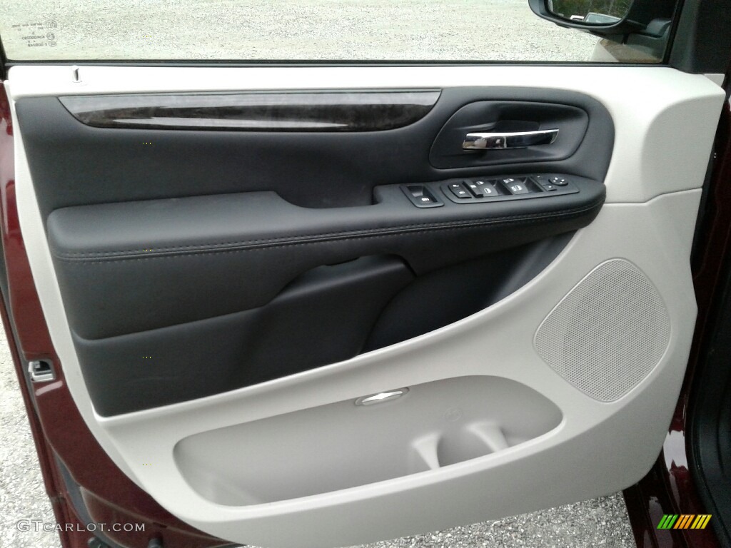 2018 Dodge Grand Caravan SE Door Panel Photos