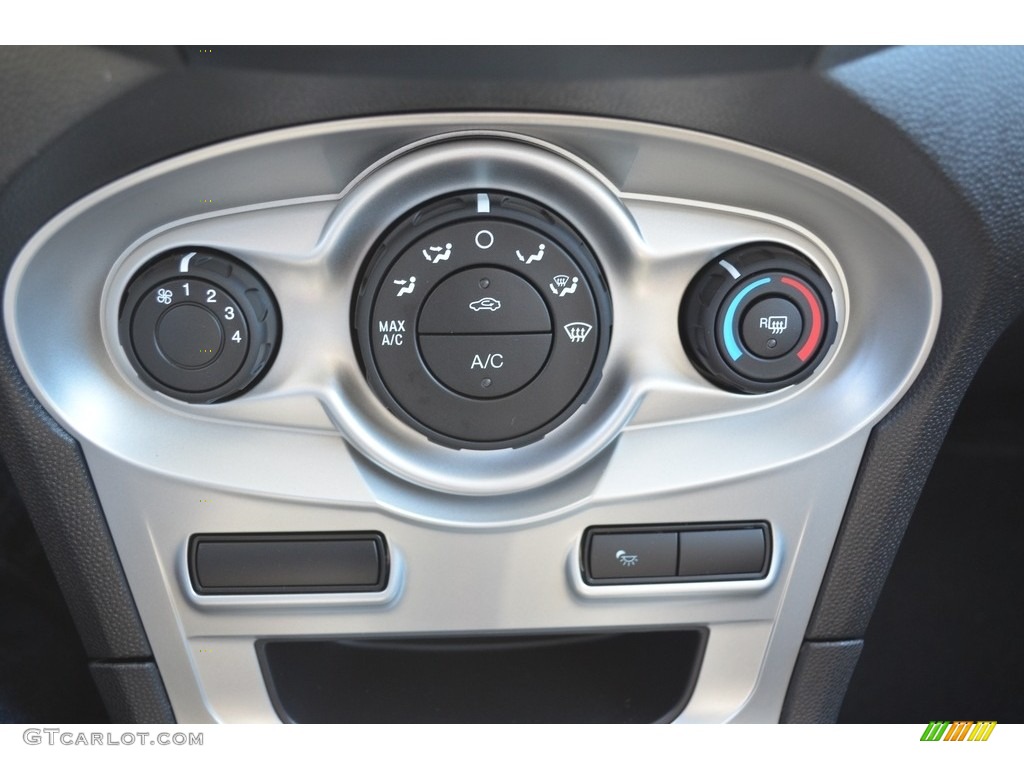 2018 Ford Fiesta SE Hatchback Controls Photo #124964466