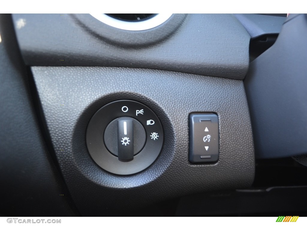 2018 Ford Fiesta SE Hatchback Controls Photo #124964547