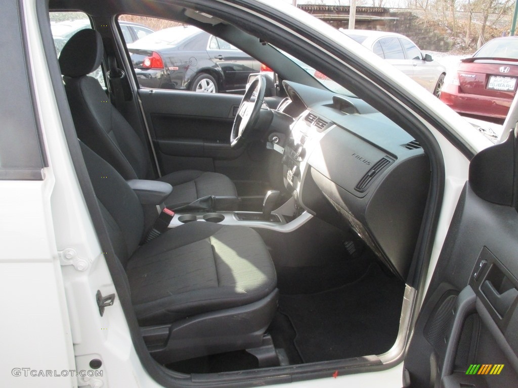 2011 Focus SE Sedan - White Suede / Charcoal Black photo #18