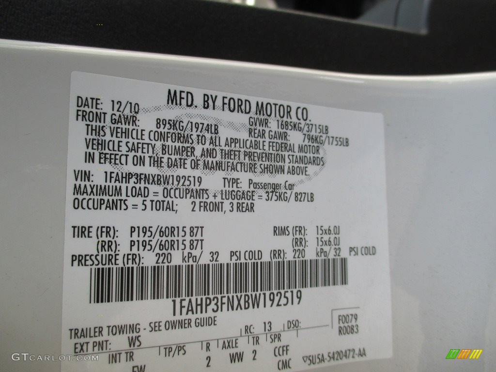 2011 Focus SE Sedan - White Suede / Charcoal Black photo #28