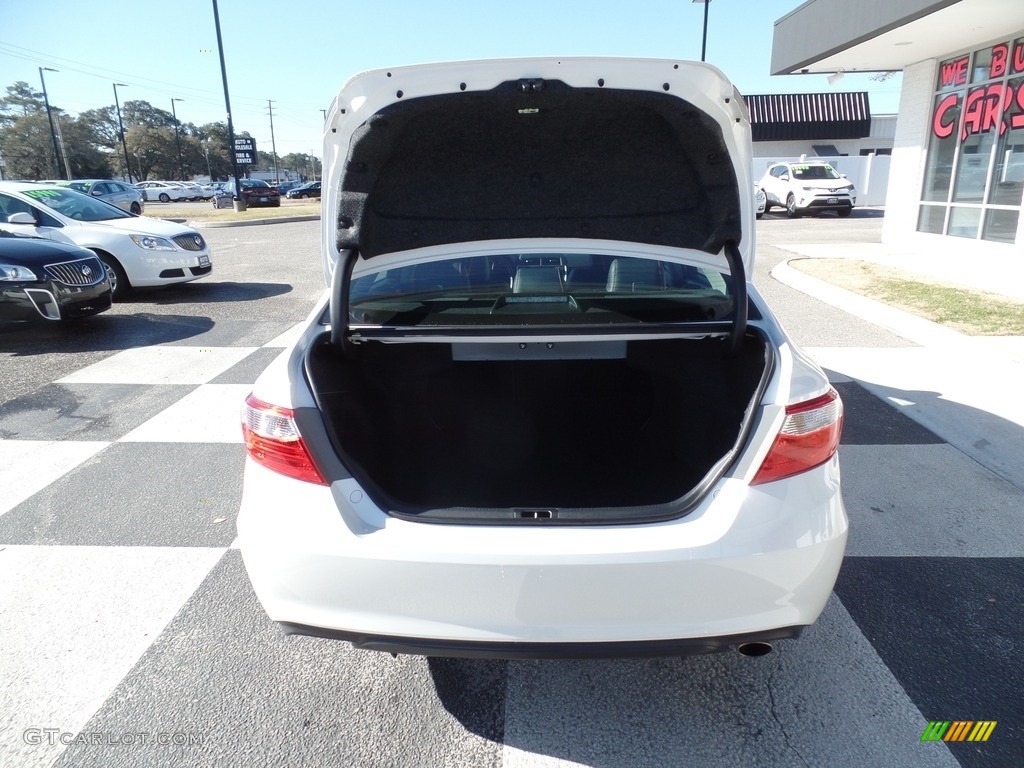 2017 Camry SE - Blizzard White Pearl / Black photo #5