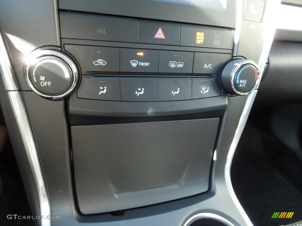 2017 Camry SE - Blizzard White Pearl / Black photo #19