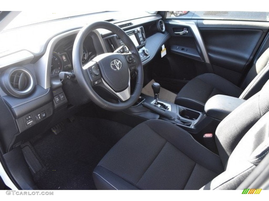 2018 RAV4 XLE AWD - Super White / Black photo #5