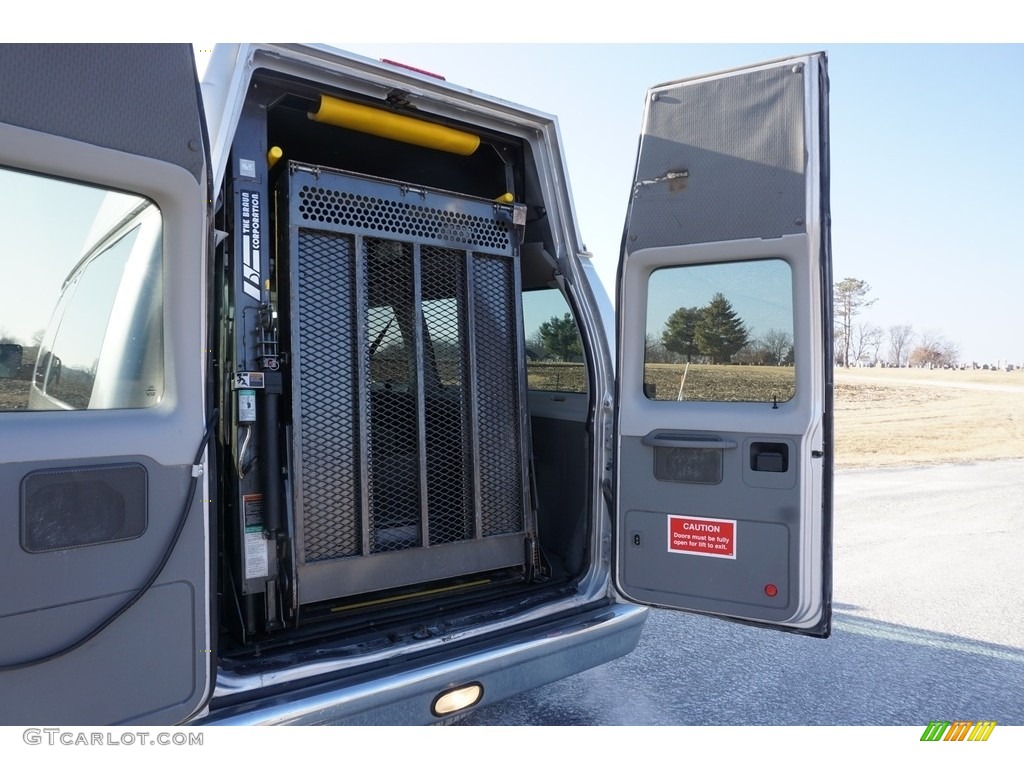 2011 E Series Van E350 XLT Passenger - Ingot Silver Metallic / Medium Flint photo #13