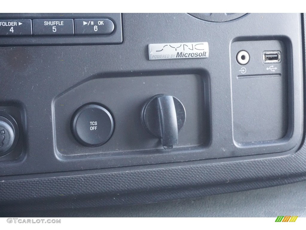 2011 E Series Van E350 XLT Passenger - Ingot Silver Metallic / Medium Flint photo #22