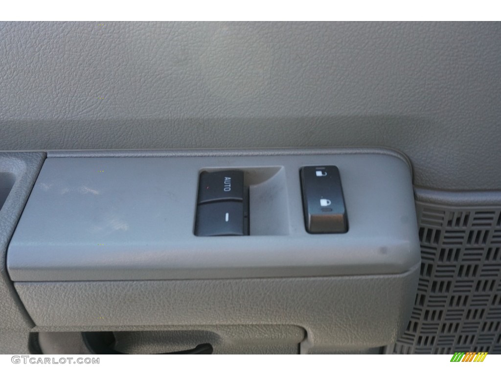 2011 E Series Van E350 XLT Passenger - Ingot Silver Metallic / Medium Flint photo #25