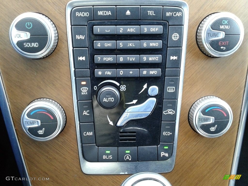 2017 Volvo XC60 T5 Inscription Controls Photo #125111660