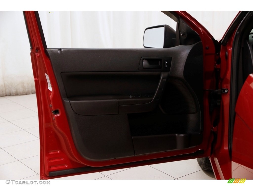 2010 Focus SE Sedan - Sangria Red Metallic / Charcoal Black photo #4