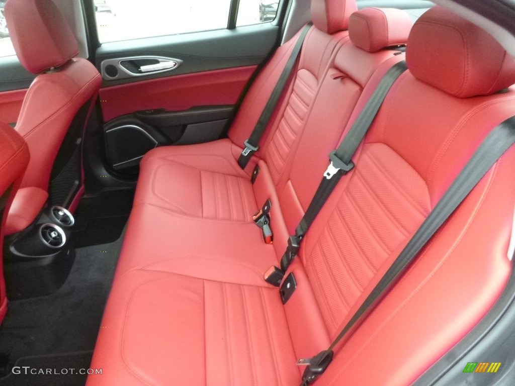 Black/Red Interior 2018 Alfa Romeo Giulia Ti AWD Photo #125226385