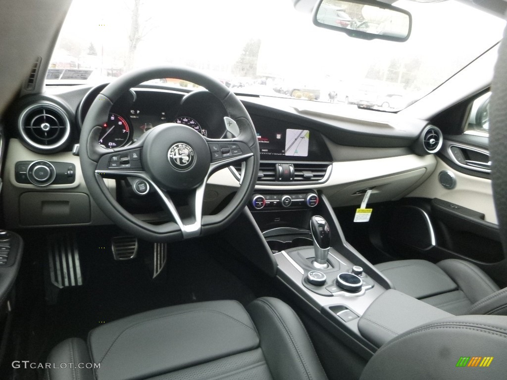 Black/Dark Gray Interior 2018 Alfa Romeo Giulia Ti AWD Photo #125227183