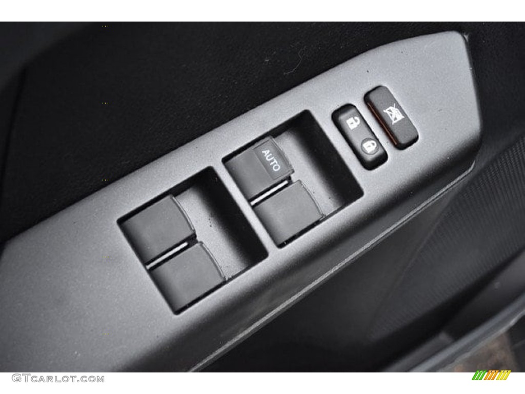 2018 RAV4 XLE AWD - Super White / Black photo #24