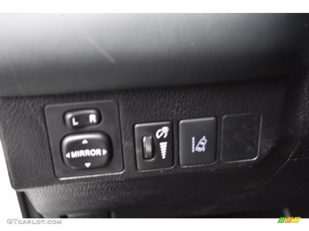 2018 RAV4 XLE AWD - Super White / Black photo #25