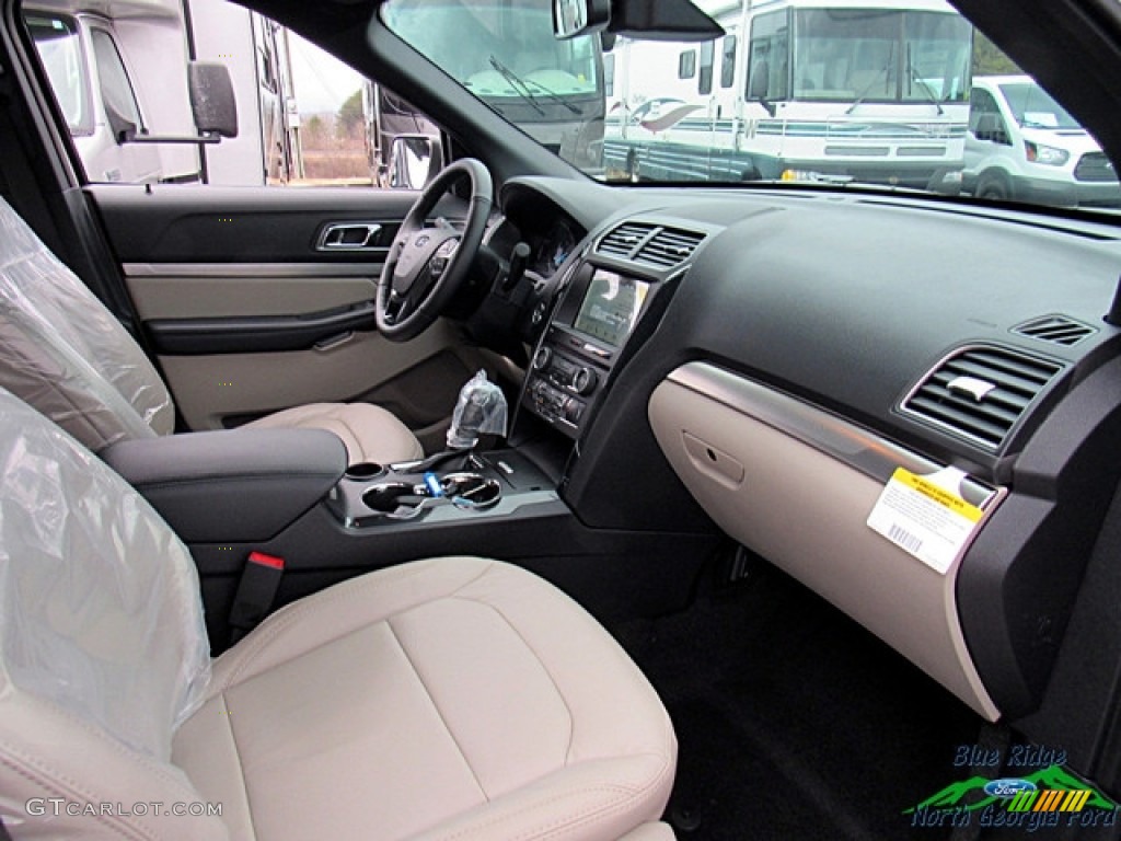 2018 Explorer XLT - White Platinum / Medium Stone photo #30