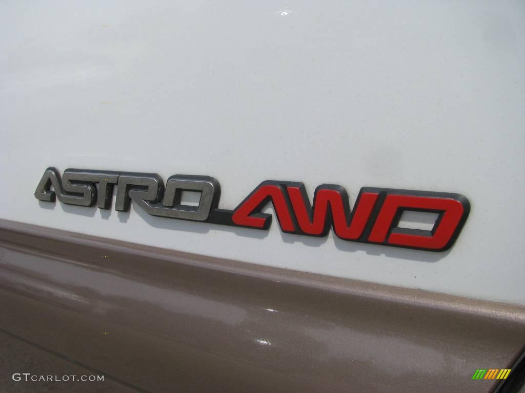 2001 Astro LS AWD Passenger Van - Ivory White / Neutral photo #2