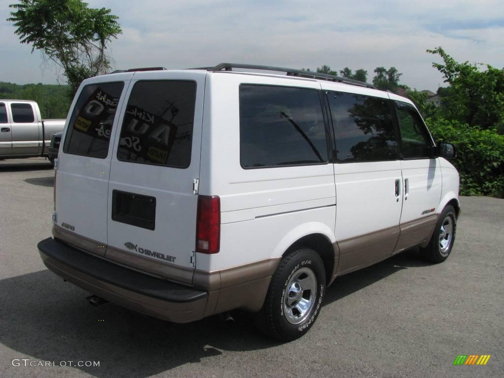 2001 Astro LS AWD Passenger Van - Ivory White / Neutral photo #5