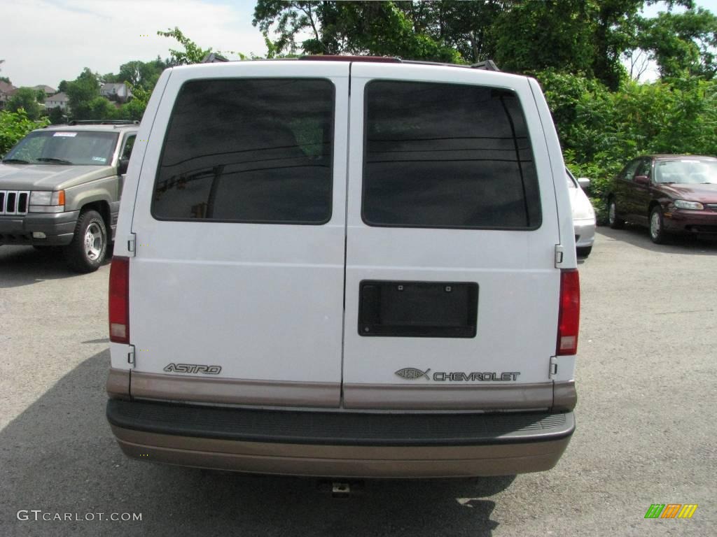 2001 Astro LS AWD Passenger Van - Ivory White / Neutral photo #6