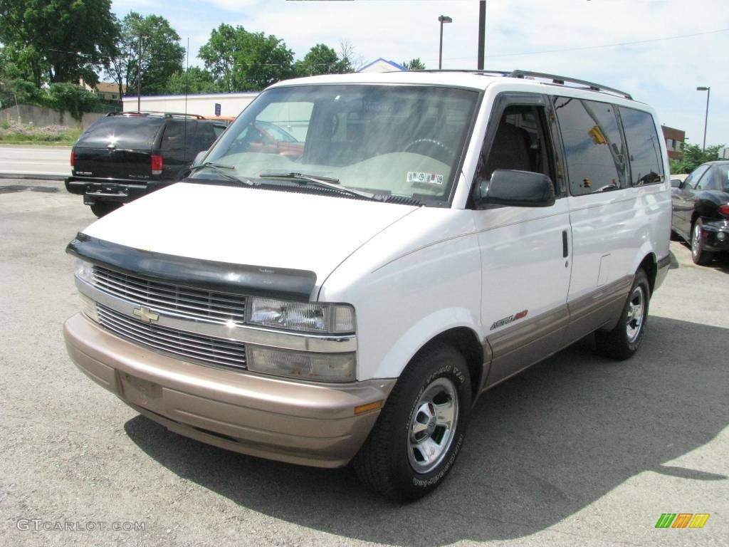 2001 Astro LS AWD Passenger Van - Ivory White / Neutral photo #9