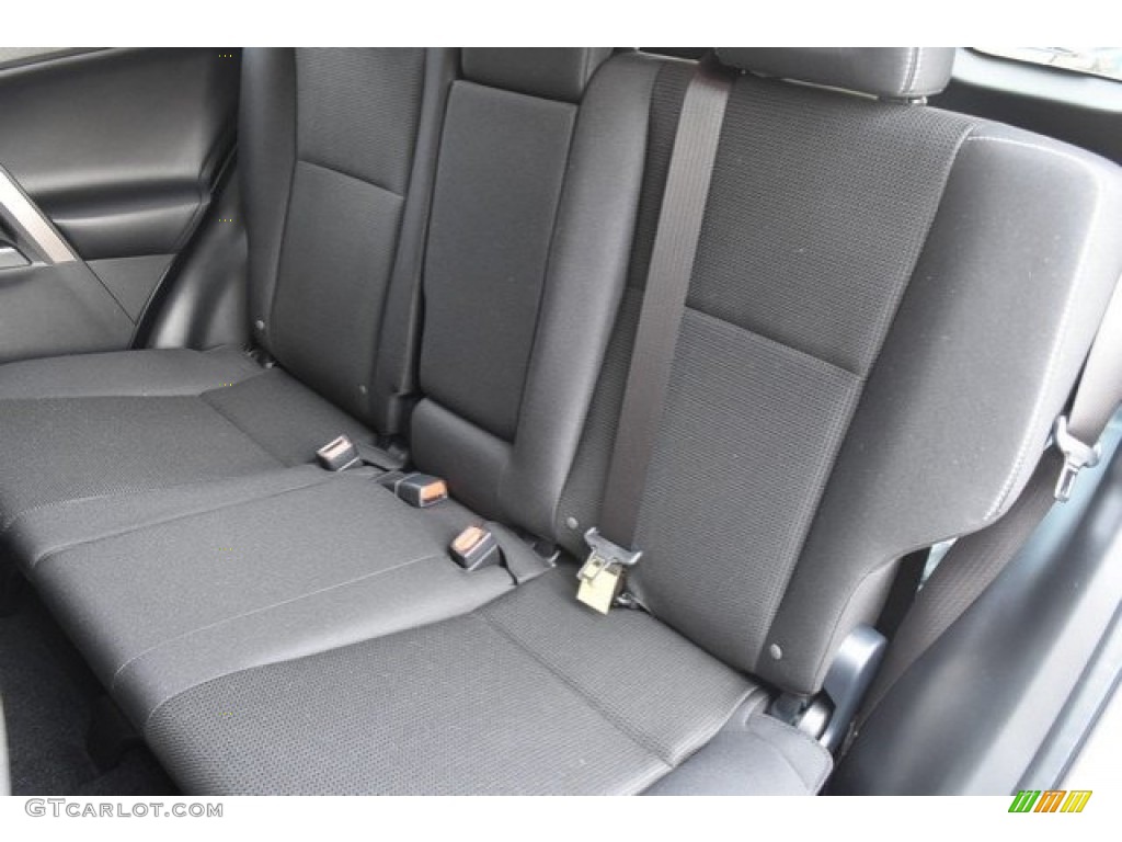 2018 RAV4 XLE - Super White / Black photo #16