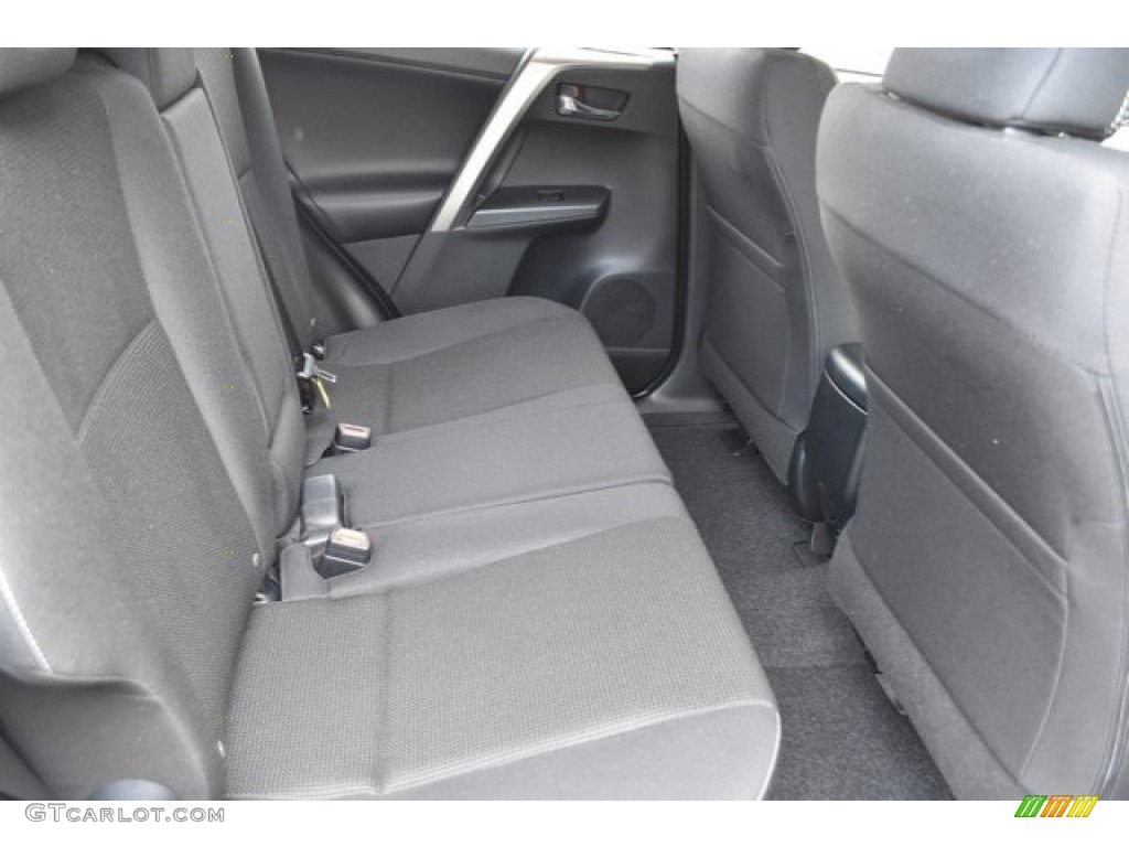 2018 RAV4 XLE - Super White / Black photo #18