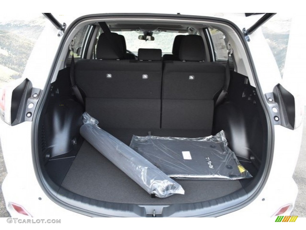2018 RAV4 XLE - Super White / Black photo #24
