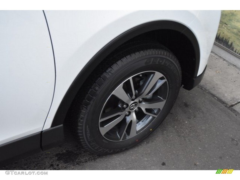 2018 RAV4 XLE - Super White / Black photo #35