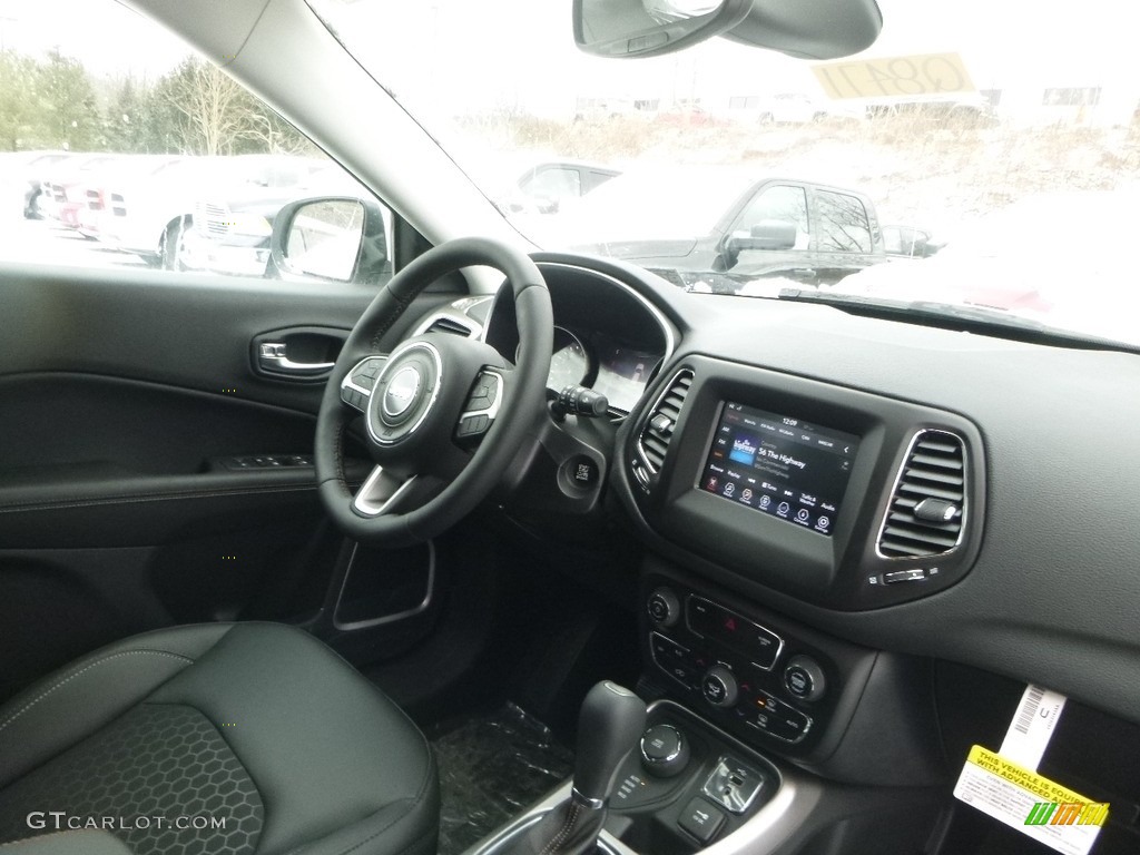 2018 Compass Latitude 4x4 - White / Black photo #10