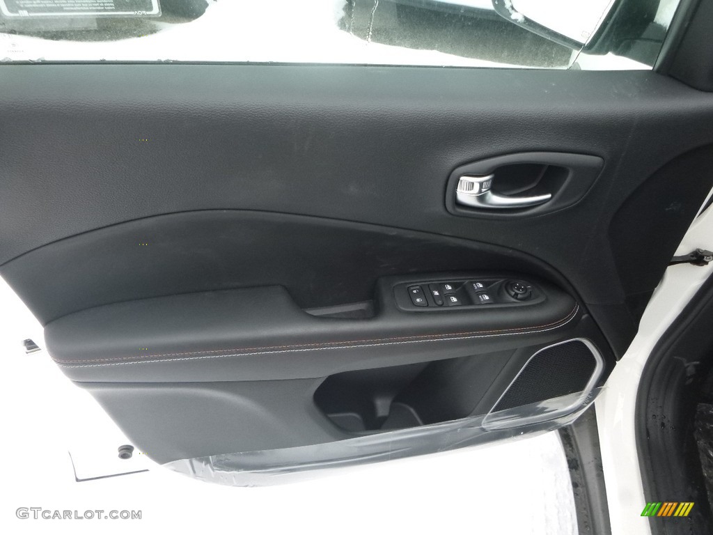 2018 Compass Latitude 4x4 - White / Black photo #11