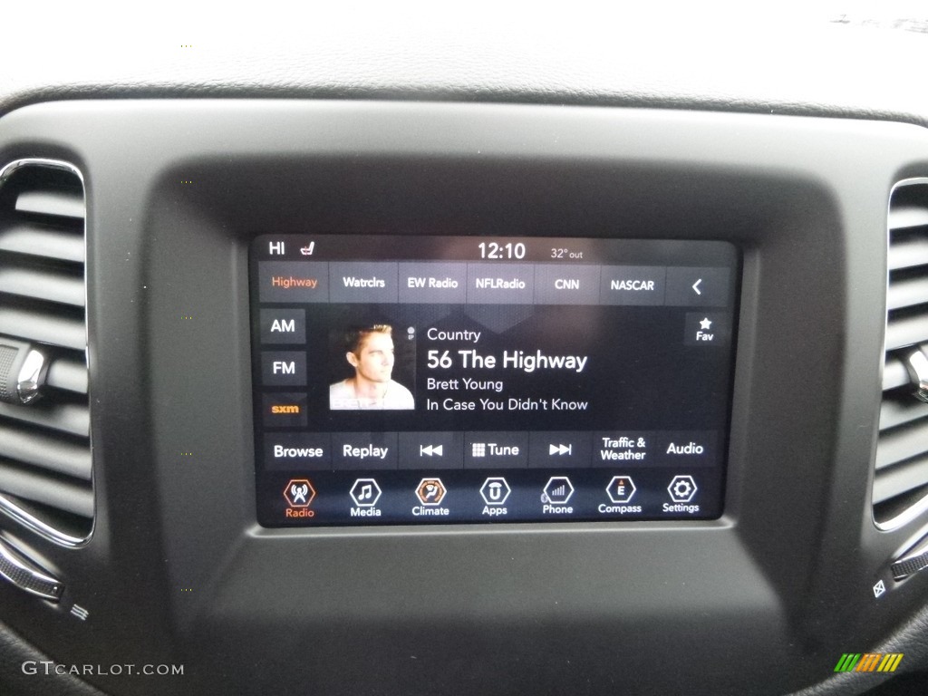 2018 Compass Latitude 4x4 - White / Black photo #14