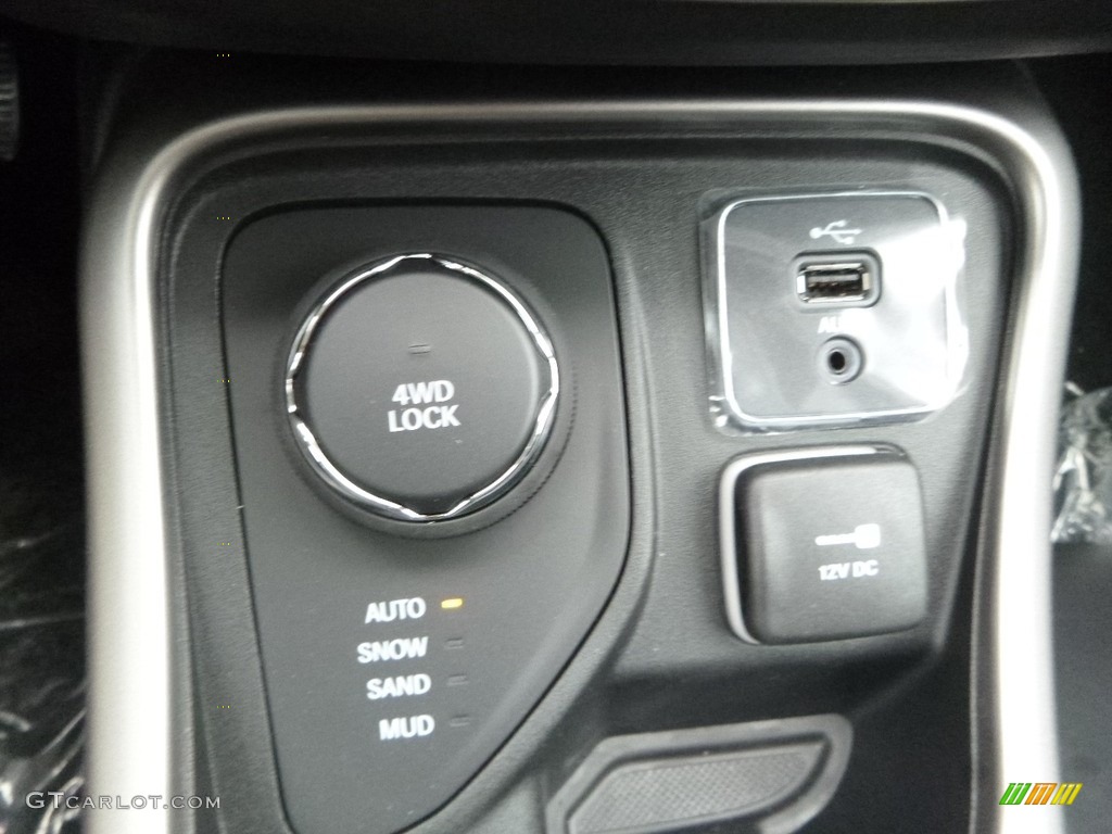 2018 Compass Latitude 4x4 - White / Black photo #18