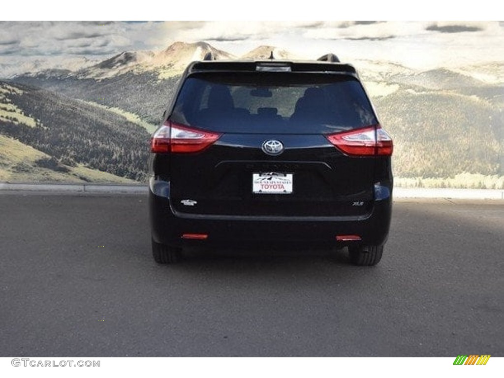 2018 Sienna XLE - Midnight Black Metallic / Gray photo #4