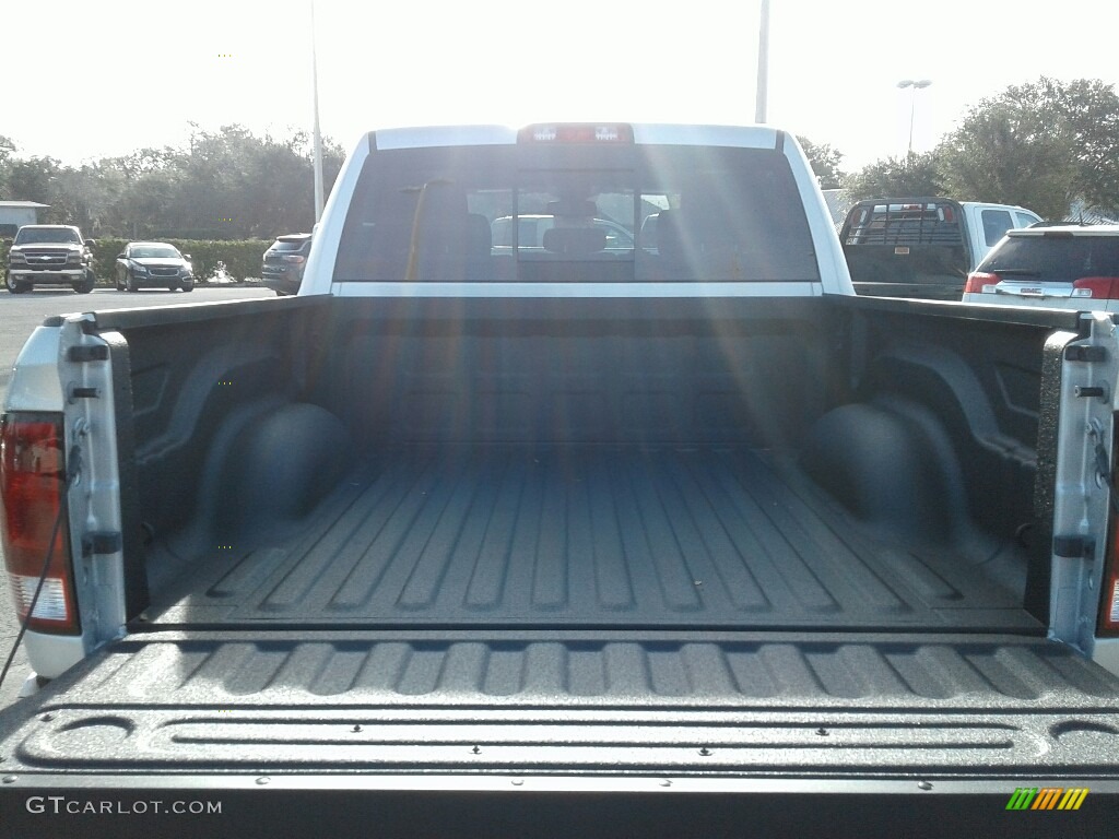 2018 1500 Big Horn Crew Cab - Bright Silver Metallic / Black/Diesel Gray photo #19