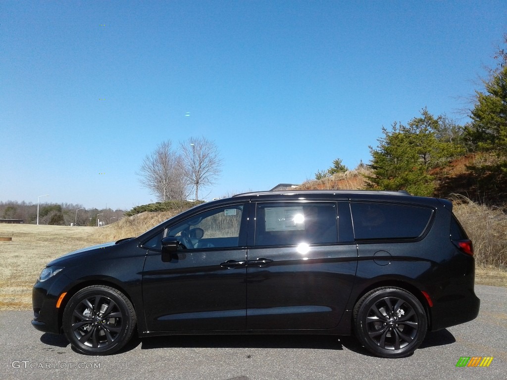 Brilliant Black Crystal Pearl Chrysler Pacifica