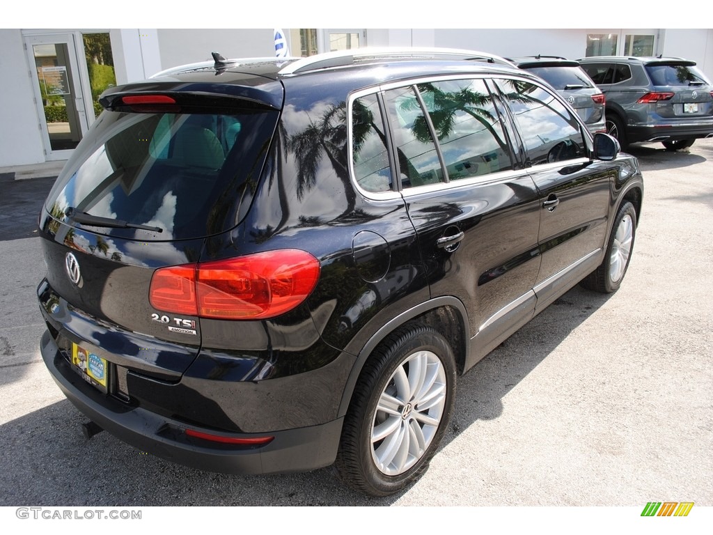 2012 Tiguan SE 4Motion - Deep Black Metallic / Beige photo #9