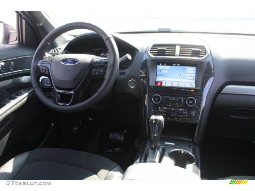 2018 Explorer XLT - White Platinum / Ebony Black photo #25
