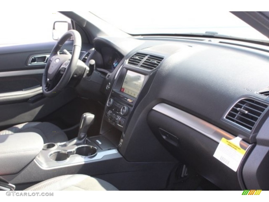 2018 Explorer XLT - White Platinum / Ebony Black photo #32