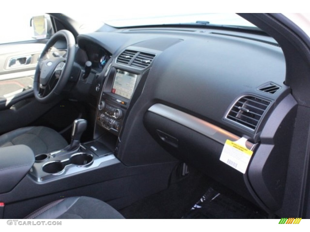 2018 Explorer XLT - Platinum Dune / Ebony Black photo #34