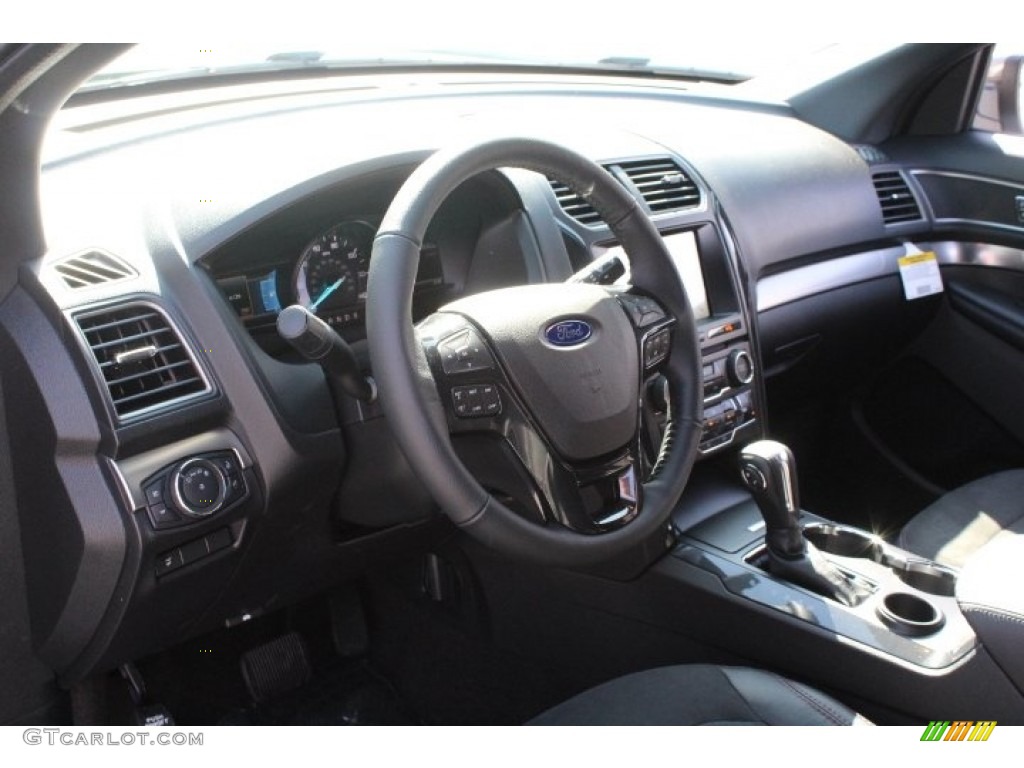 2018 Explorer XLT - White Platinum / Ebony Black photo #13