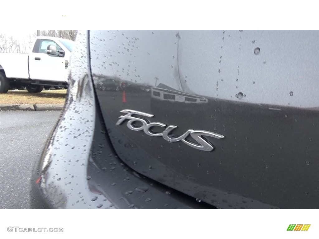 2018 Focus SE Hatch - Magnetic / Charcoal Black photo #10