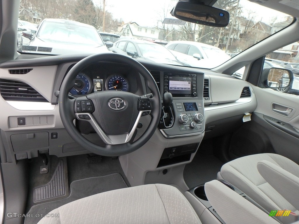 Gray Interior 2018 Toyota Sienna LE Photo #125386398