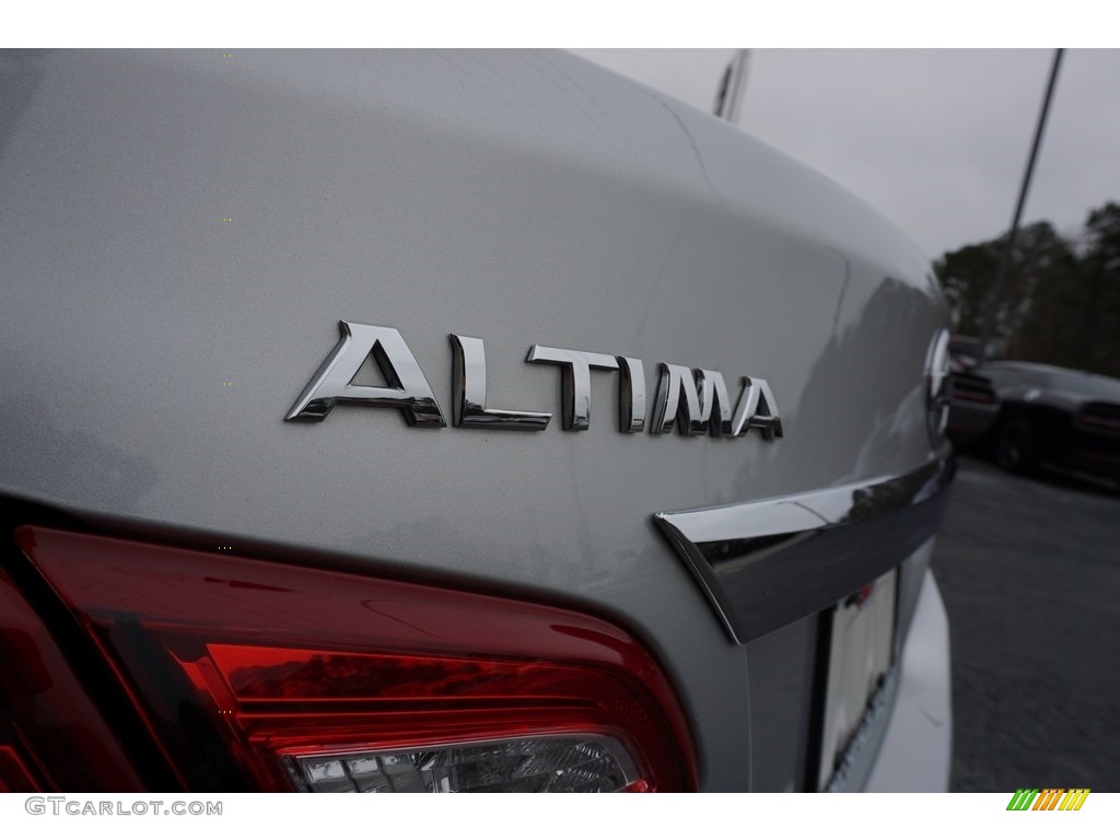2017 Nissan Altima 3.5 SL Marks and Logos Photos