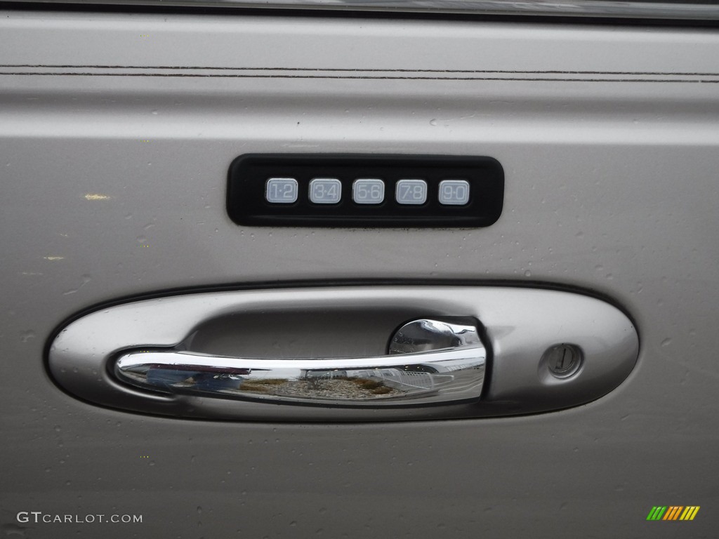 2003 Town Car Executive - Silver Birch Metallic / Medium Dark Parchment/Light Parchment photo #8