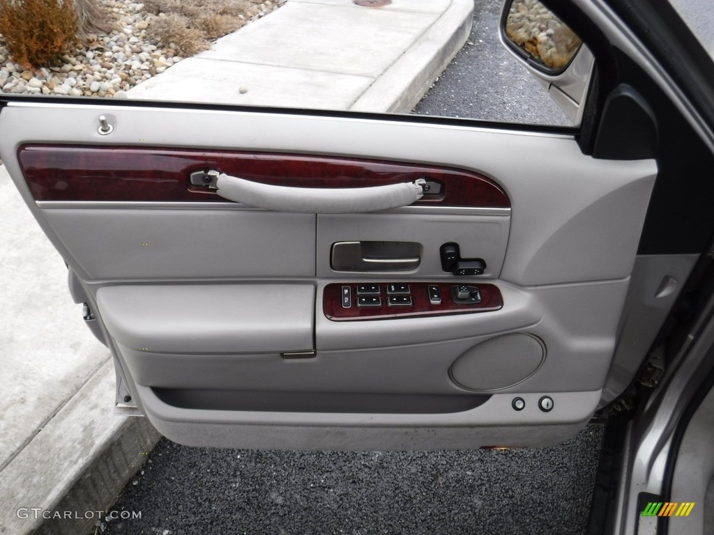 2003 Town Car Executive - Silver Birch Metallic / Medium Dark Parchment/Light Parchment photo #13