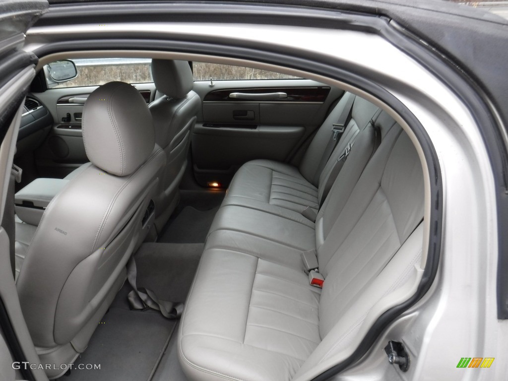2003 Town Car Executive - Silver Birch Metallic / Medium Dark Parchment/Light Parchment photo #23