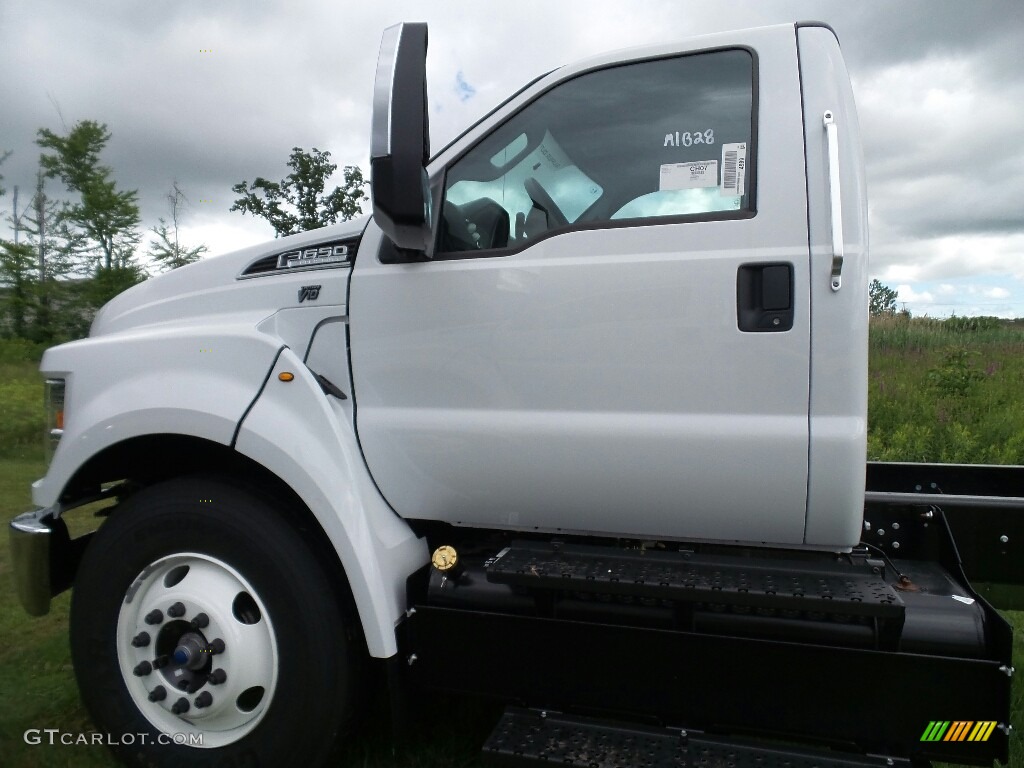 2017 F650 Super Duty Regular Cab Chassis - Oxford White / Earth Gray photo #5