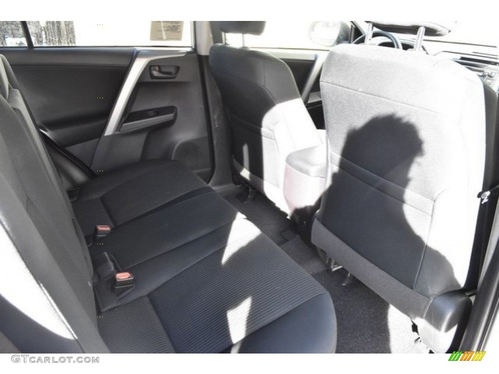 2018 RAV4 LE - Super White / Black photo #16