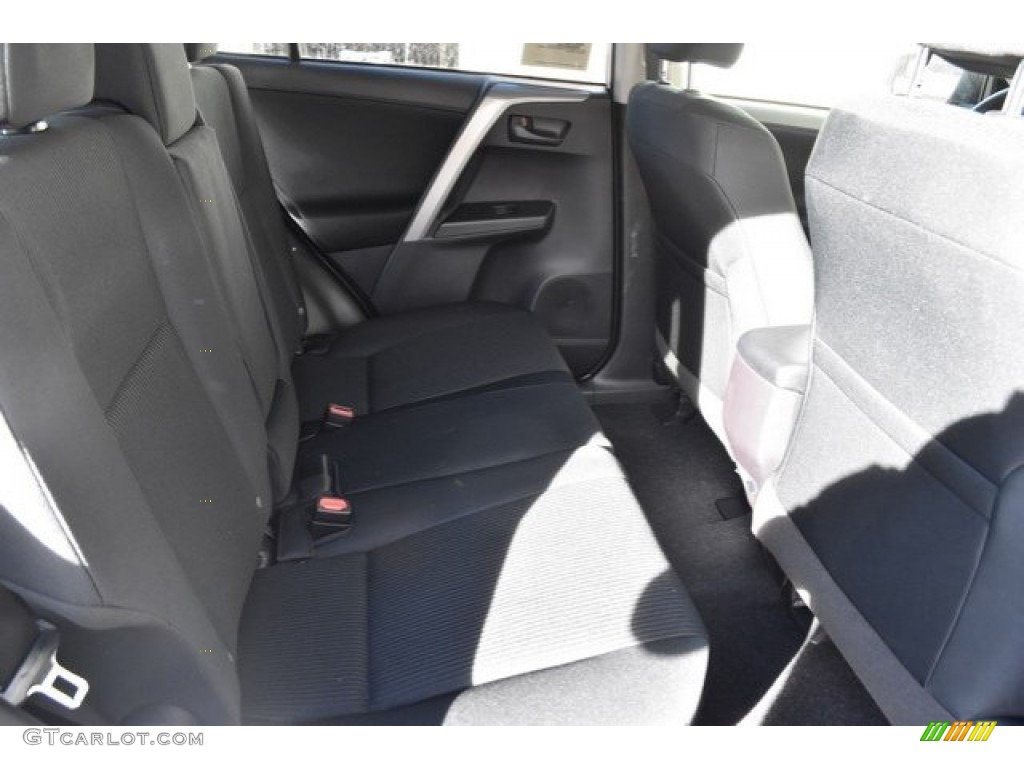 2018 RAV4 LE - Super White / Black photo #17