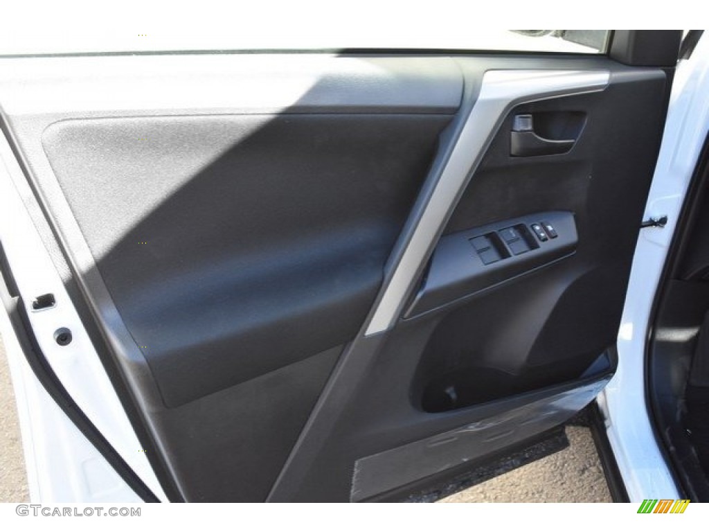 2018 RAV4 LE - Super White / Black photo #19