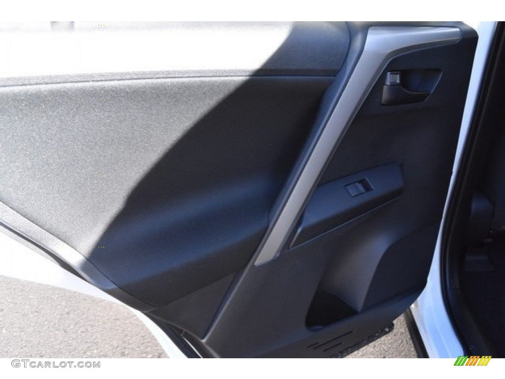 2018 RAV4 LE - Super White / Black photo #20